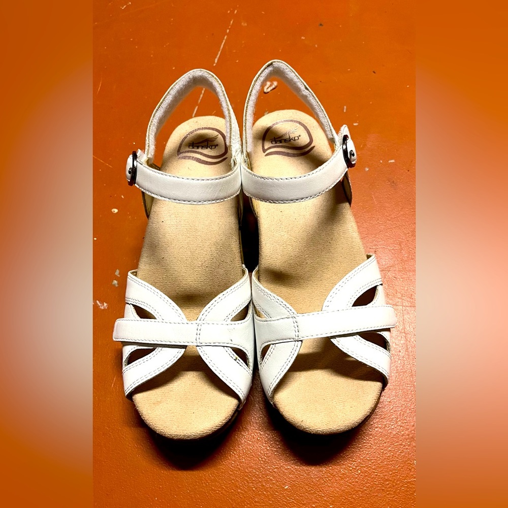 Dansko  Women’s white leather Open Toe sandals size 6 Excellent condition